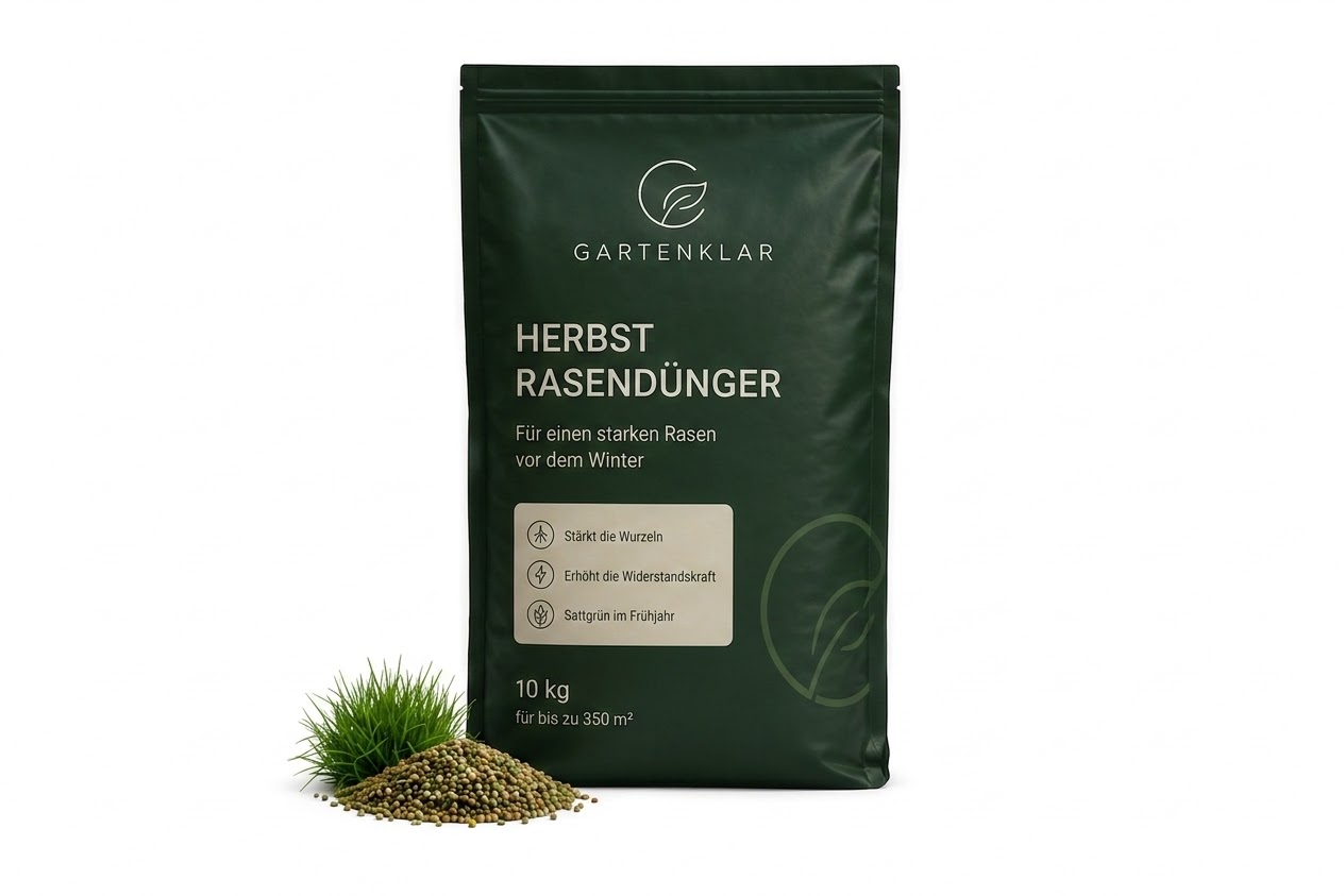 Freigestellte 10-kg-Verpackung des Gartenklar Herbst-Rasendüngers mit Düngergranulat und Gras